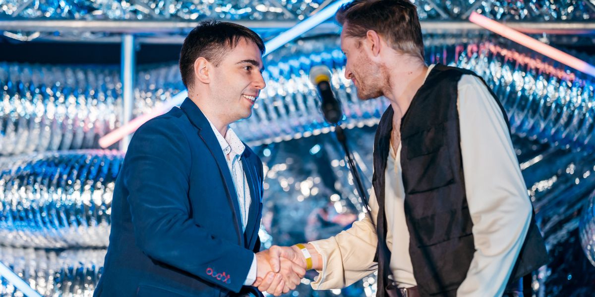 CEO Noezon Jozef Kozák přebírá ocenění Heureka ShopRoku 2021 CEO Noezon Jozef Kozák přebírá ocenění Heureka ShopRoku 2021