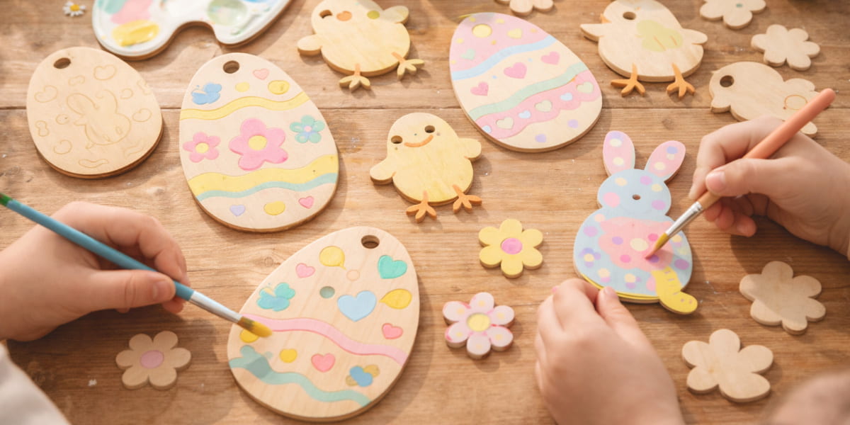 Malování dřevěných velikonočních dekorací k zavěšení s dětmi