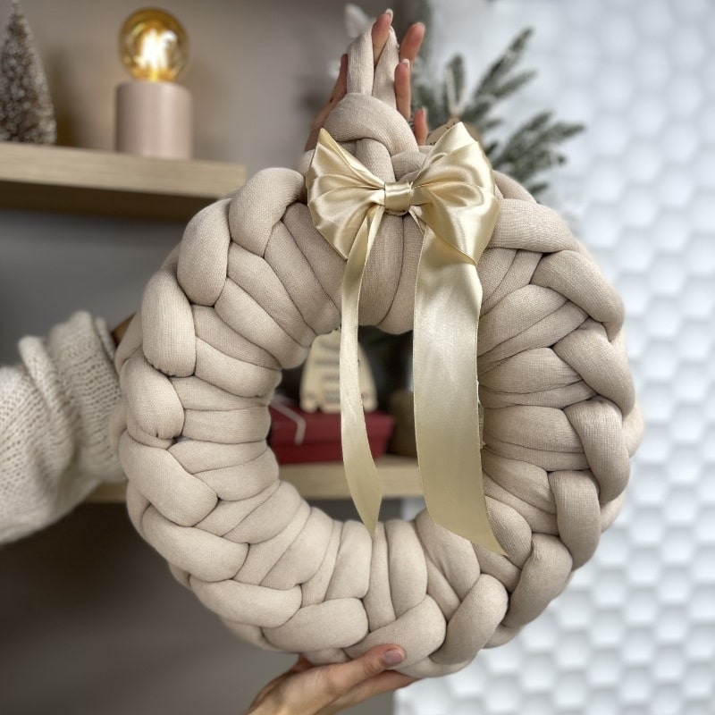 Ručně pletený vánoční věnec z Natana Fluffy příze