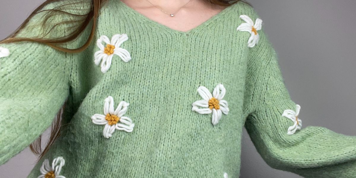 Handmade svetr s ruční výšivkou