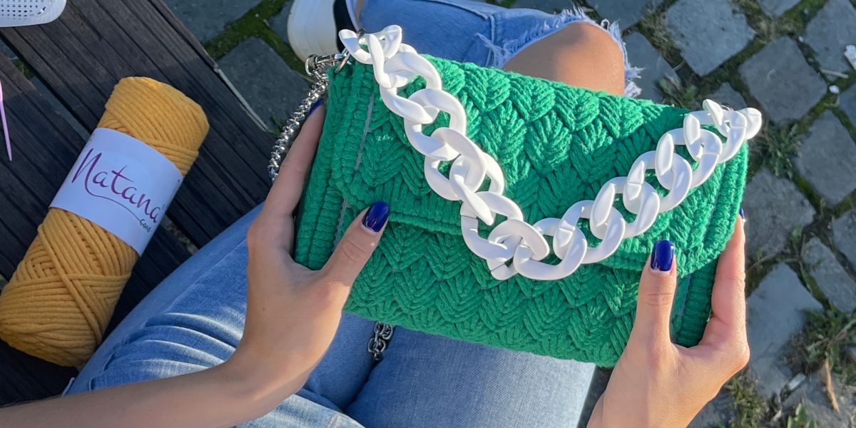 Vyšívaná kabelka z kanavy vytvořená ze šňůry