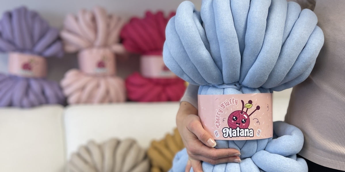 Silná příze Natana Cherry Fluffy na pletení rukama bez jehlic
