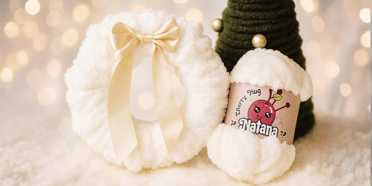 Vánoční věnec omotaný chunky přízí Natana Cherry Dream