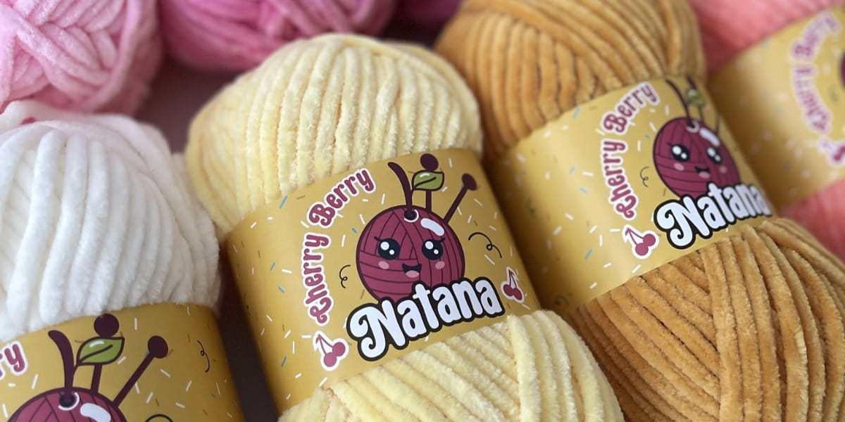 Žinylková příze má plyšová vlákna uchycená na nosné niti.